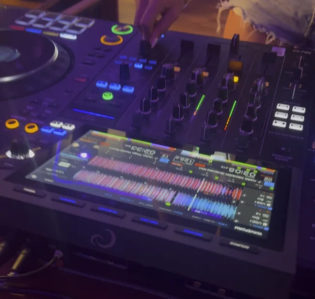 Future Focus Music DJ ekipmanında mikser, performans pedleri ve dalga formu ekranı yakın planı
