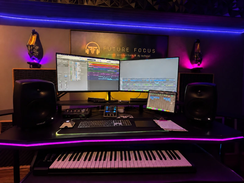 Future Focus müzik prodüksiyonu masasında DAW ekranları ve MIDI klavye